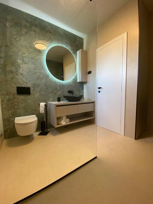 Luxury With Jacuzzi Apartment