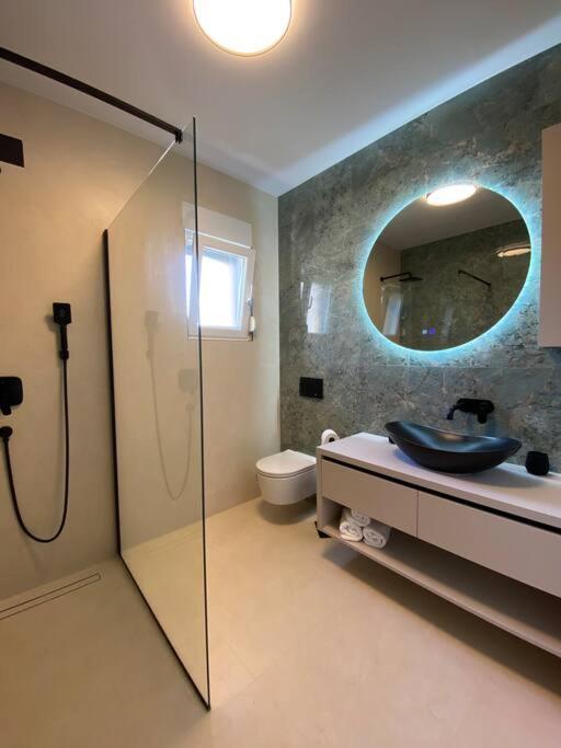 Luxury With Jacuzzi Apartment *